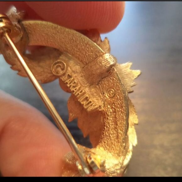 Vintage Sarah Coventry Signed Gold Tone Circle Brooch Pin Leaf with Faux Pearls - Picture 3 of 8